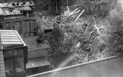 805487 Afbeelding van de schade, aangericht door het geallieerde bombardement op 13 oktober 1944, in de tuinen van de ...